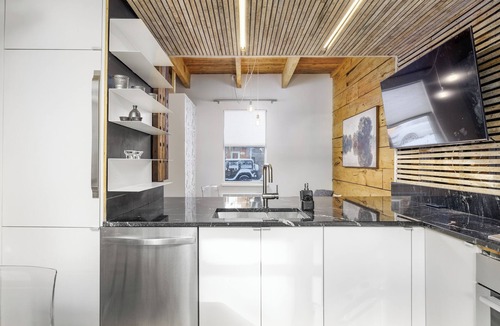 Pointe-Saint-Charles House | Cozy pied à terre with private garden, in trendy Pointe Saint Charles.