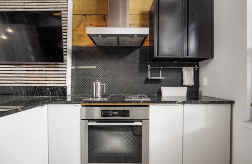 Pointe-Saint-Charles House | Cozy pied à terre with private garden, in trendy Pointe Saint Charles.