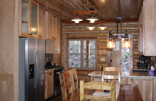 Lobelville Cabin | Cozy pine log cabin