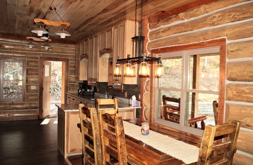 Lobelville Cabin | Cozy pine log cabin