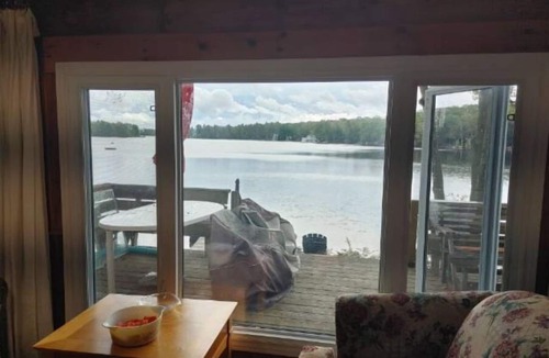 Muskoka Lakes House | Cozy Pine Waterfront Cottage, the lake is at your doorstep