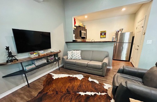Silsbee House | Cozy, Piney Woods Barndo Studio in Silsbee-4 minutes from town.
