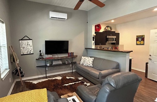 Silsbee House | Cozy, Piney Woods Barndo Studio in Silsbee-4 minutes from town.