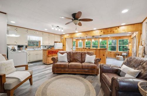 Newland House | Cozy Pisgah Cabin w Fire Pit