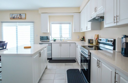 Barrie House | Cozy place to stay in Barrie
