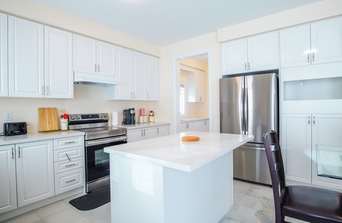 Barrie House | Cozy place to stay in Barrie