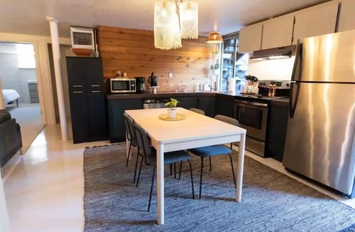 Monmouth House | Cozy PNW Modern Hideaway – Great Location, Sleeps 4, Spacious Comfort