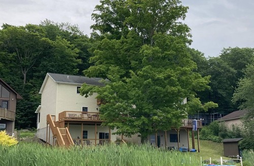 Lake Ariel House | Cozy Pocono Lakefront Mid-Term Vacation Rental near Scranton. 30+ days only!