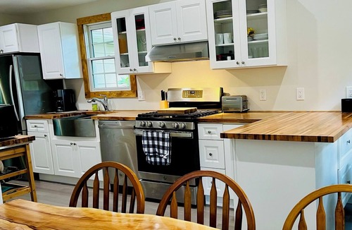 Canadensis Cottage | Cozy Pocono Retreat w/hot tub