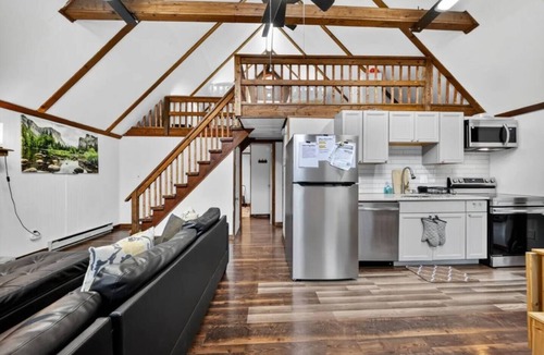 Thornhurst House | Cozy Pocono Chalet with hot tub