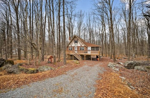 Thornhurst House | Cozy Pocono Chalet with hot tub