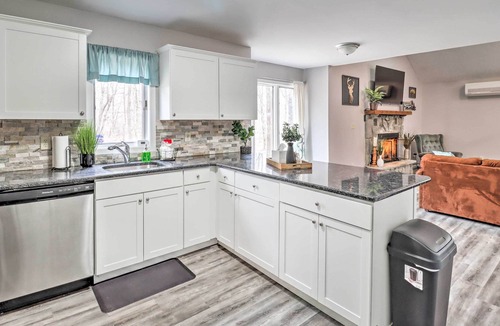 Mount Pocahontas House | Cozy Poconos Escape: Pool Access & Pet-Friendly!