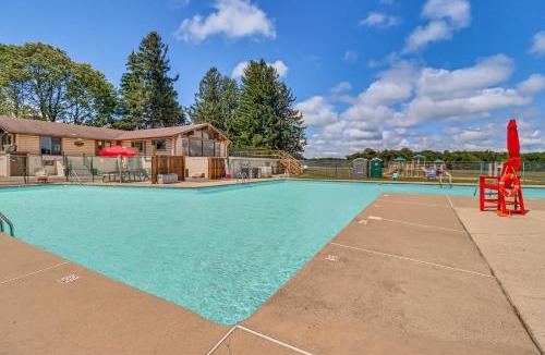 Mount Pocahontas House | Cozy Poconos Escape Pool Access and Pet-Friendly!