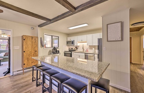 Gouldsboro House | Cozy Poconos Ranch Home w/Pool Access, Near Lake!
