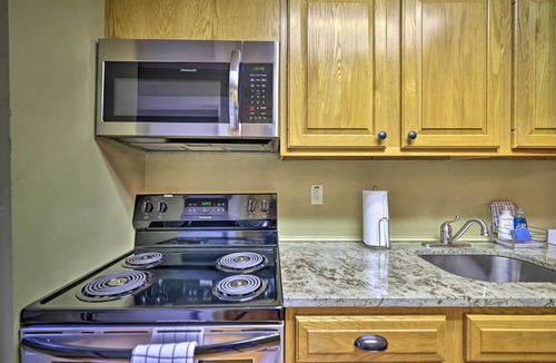 White Haven House | Cozy Poconos Townhome w/Fireplace Near Jack Frost