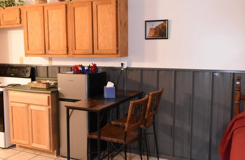 Woodbine Cabin | Cozy pondside cabin near Laurel Lake with full kitchen and laundry
