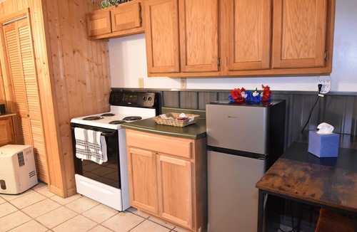 Woodbine Cabin | Cozy pondside cabin near Laurel Lake with full kitchen and laundry