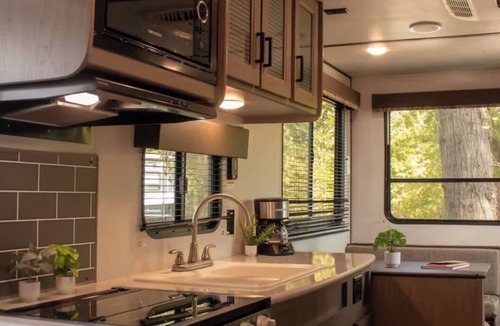 Fidelity House | COZY PONDSIDE HIDEOUT NEAR JOPLIN MISSOURI