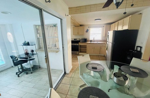 Margate House | Cozy Pool-House with 3 Bedrooms
