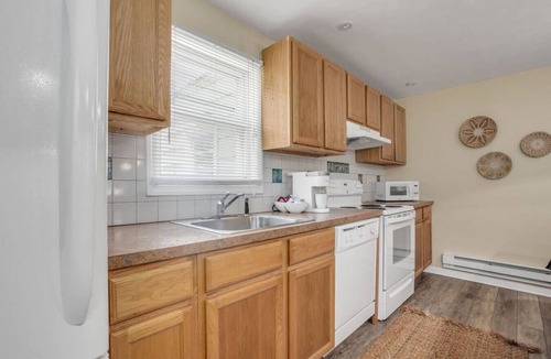 Villas House | Cozy Poolside Getaway