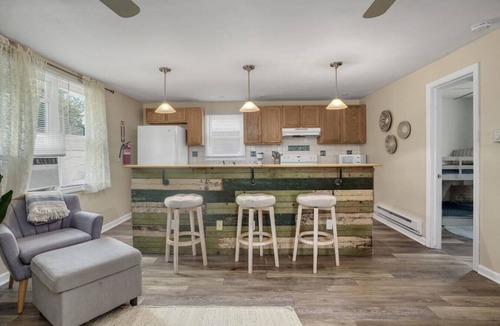 Villas House | Cozy Poolside Getaway