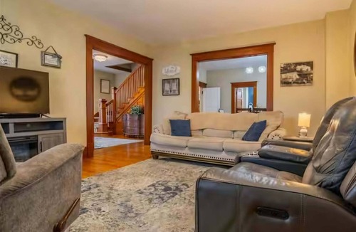 Hamilton House | Cozy Porch, Walk to Missouri Star, Family Games