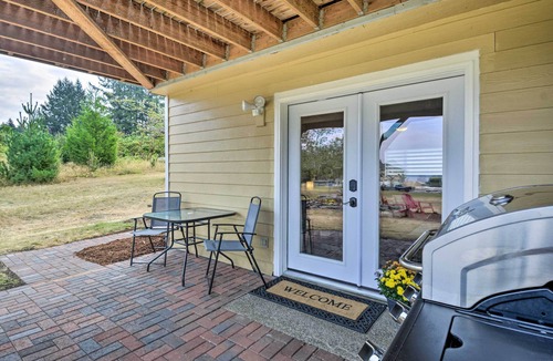 South Colby Apartment | Cozy Port Orchard Home w/Grill & Fire Pit!