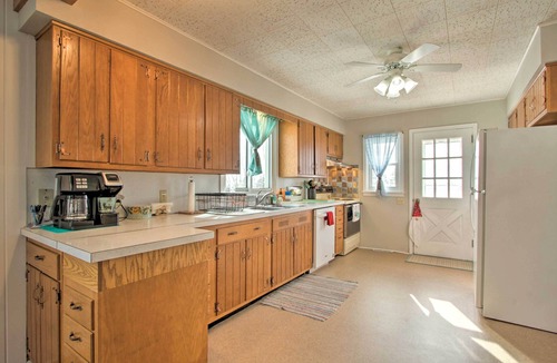 Postville House | Cozy Postville Retreat w/Fireplaces & Yard!