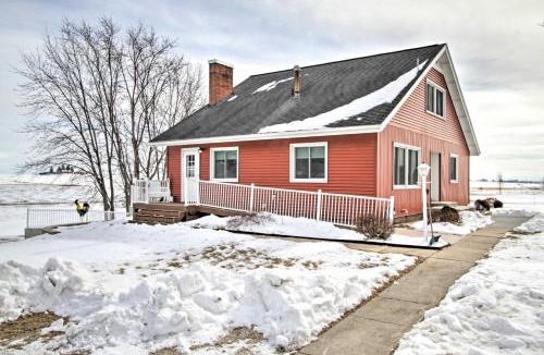 Postville House | Cozy Postville Retreat w/Fireplaces & Yard!