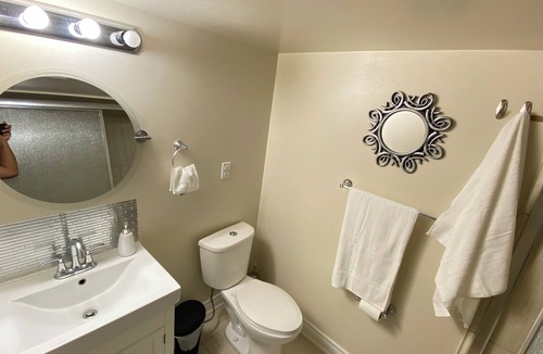 Mount Pleasant Apartment | Cozy Priv. Bsmt 1 Bdrm 1 Bath apartment w/parking