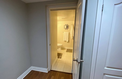 Mount Pleasant Apartment | Cozy Priv. Bsmt 1 Bdrm 1 Bath apartment w/parking