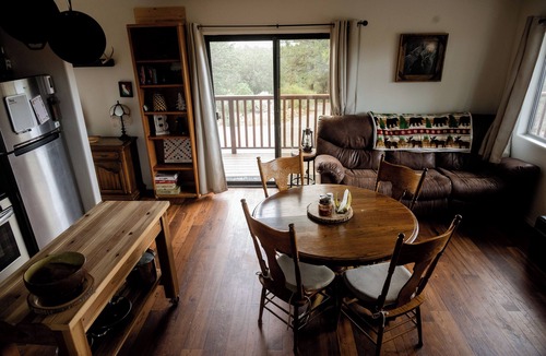 Whispering Forest Cabin | Cozy Private 2-Bedroom Big Bear Cabin on 1 acre w/Pano MTN Views, Jacuzzi, WiFi