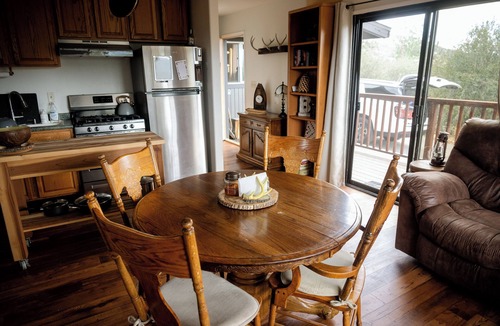 Whispering Forest Cabin | Cozy Private 2-Bedroom Big Bear Cabin on 1 acre w/Pano MTN Views, Jacuzzi, WiFi