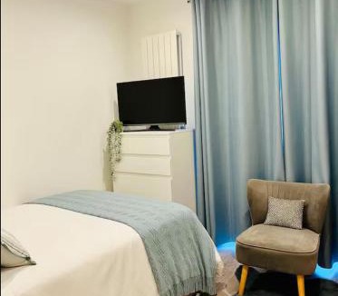 Moffat House | Cozy Private Access Room