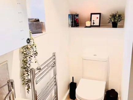 Moffat House | Cozy Private Access Room