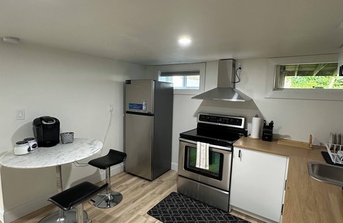 Riverview Apartment | Cozy Private Bachelor Unit King Size bed.