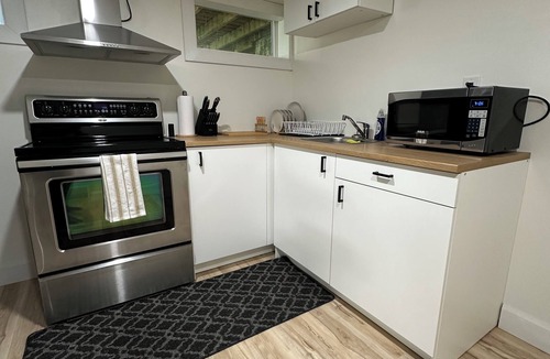 Riverview Apartment | Cozy Private Bachelor Unit King Size bed.