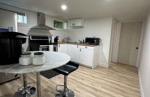 Riverview Apartment | Cozy Private Bachelor Unit King Size bed.