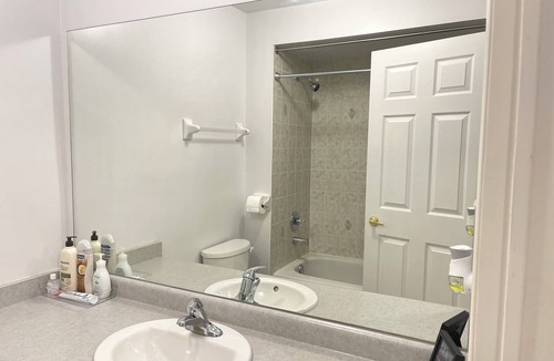 Vaughan Apartment | Cozy Private Bedroom in Vaughan