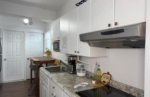 Englewood House | Cozy Private bedrooms Kitchen Wifi