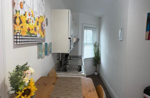 Englewood House | Cozy Private bedrooms Kitchen Wifi