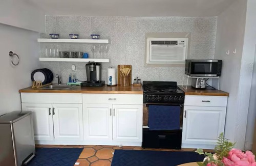 Parker Ridge House | Cozy Private Cottage Close To Downtown and Beaches