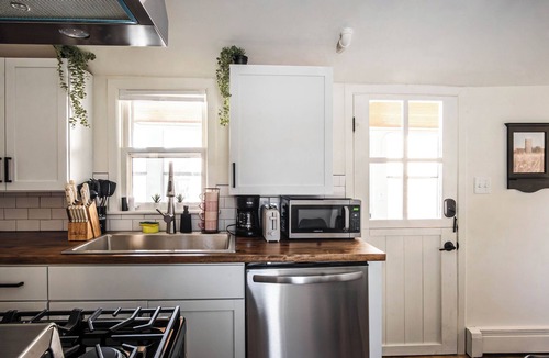 West Side Cottage | Cozy Private Cottage - No Shared Walls - Laundry