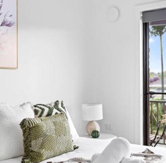 Bankstown House | Cozy Private Double Room - Near Stations & Shops - Shared Bathroom