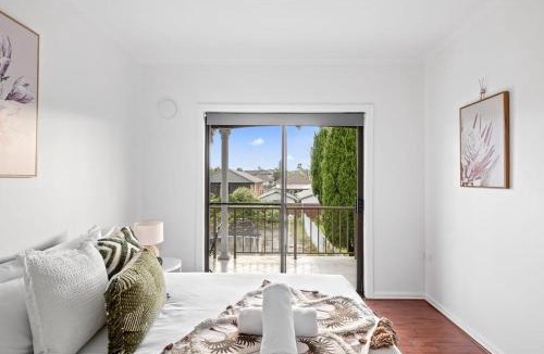 Bankstown House | Cozy Private Double Room - Near Stations & Shops - Shared Bathroom