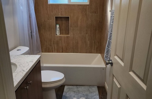 Winnetka House | Cozy Private Entrance Back House