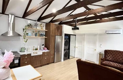Hamilton Apartment | Cozy Private Garden Suite in Hamilton Mountain