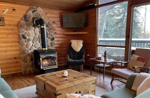 Novar Cottage | Cozy & Private Lakefront Cabin in Muskoka