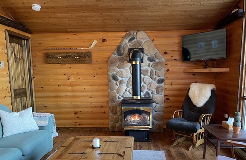 Novar Cottage | Cozy & Private Lakefront Cabin in Muskoka
