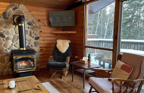 Novar Cottage | Cozy & Private Lakefront Cabin in Muskoka